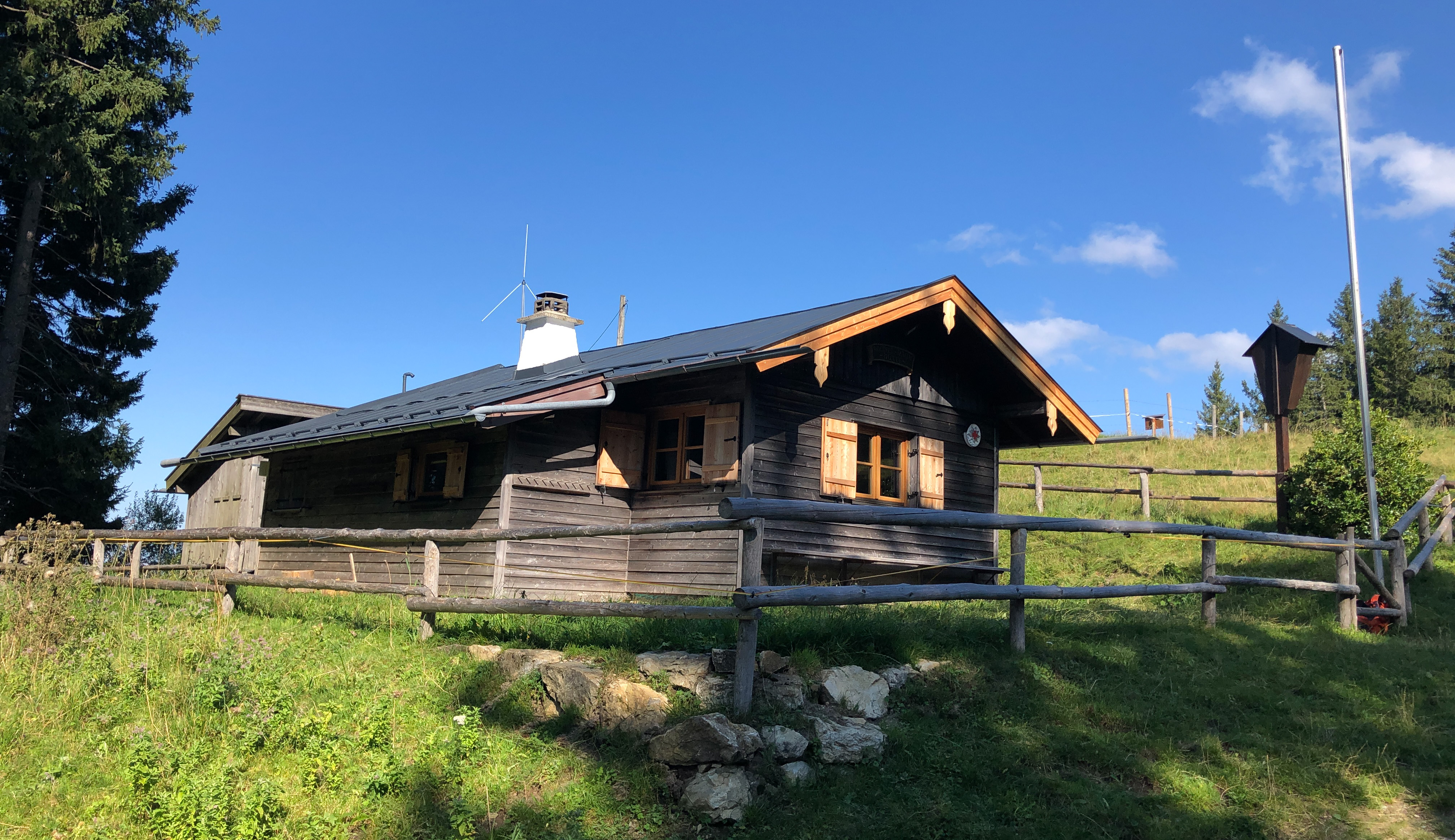 Bergwachthütte mit saniertem Dach